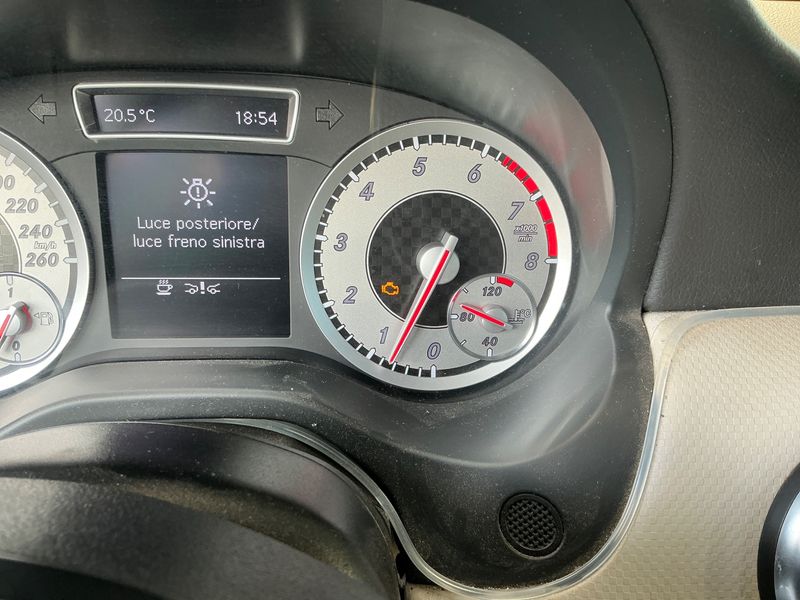 Mercedes-Benz A-Klasse A 180 BlueEfficiency Urban 2013 – снимка 26