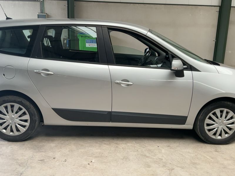 Renault Grand Scenic 1.5 dCi Expression 2013 – снимка 10