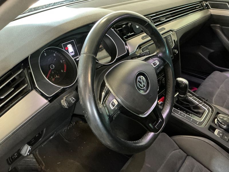 Volkswagen Passat 2.0 TDI Carat BlueMotion Tech 2016 – снимка 28