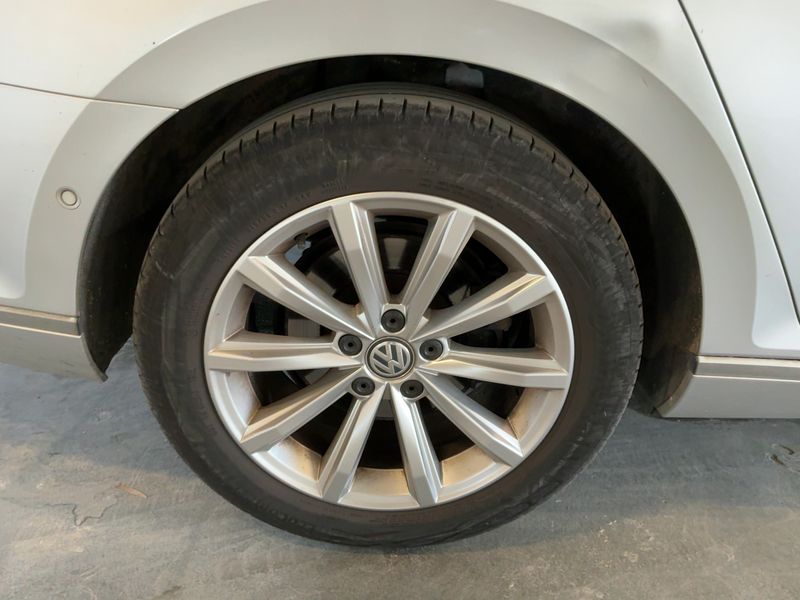 Volkswagen Passat 2.0 TDI Carat BlueMotion Tech 2016 – снимка 9