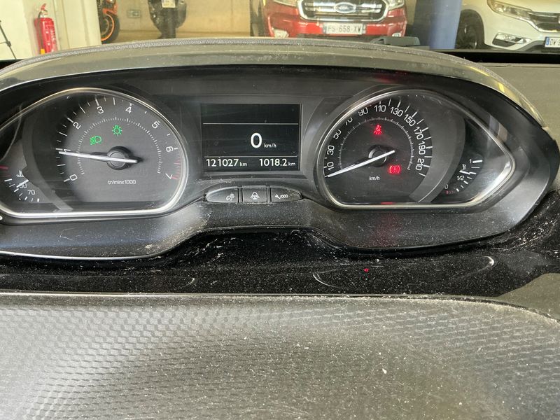 Peugeot 2008 1.2 PureTech Allure 2017 – снимка 18