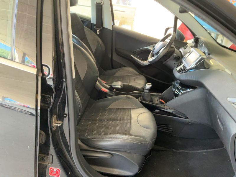 Peugeot 2008 1.2 PureTech Allure 2017 – снимка 16