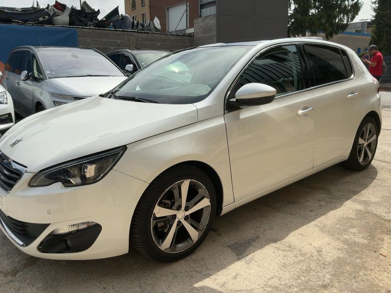 Peugeot 308 1.2 e-THP Feline 2015 – снимка 2