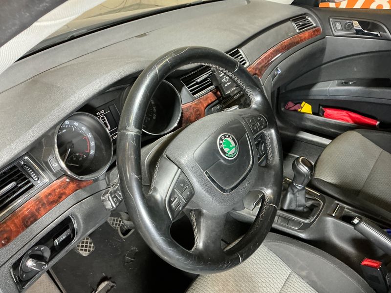 Skoda Superb 1.6 TDI Ambition 2011 – снимка 35