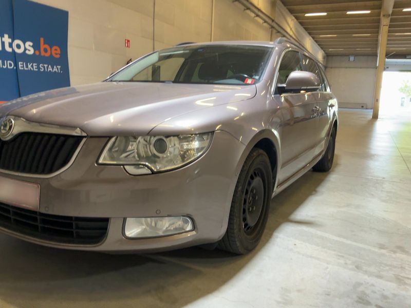 Skoda Superb 1.6 TDI Ambition 2011 – снимка 2