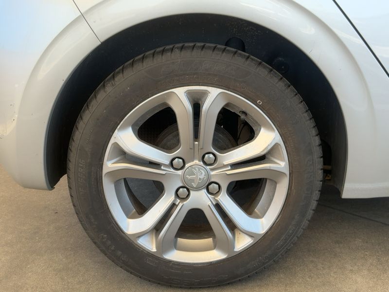 Peugeot 208 1.2 VTi Allure 2015 – снимка 9