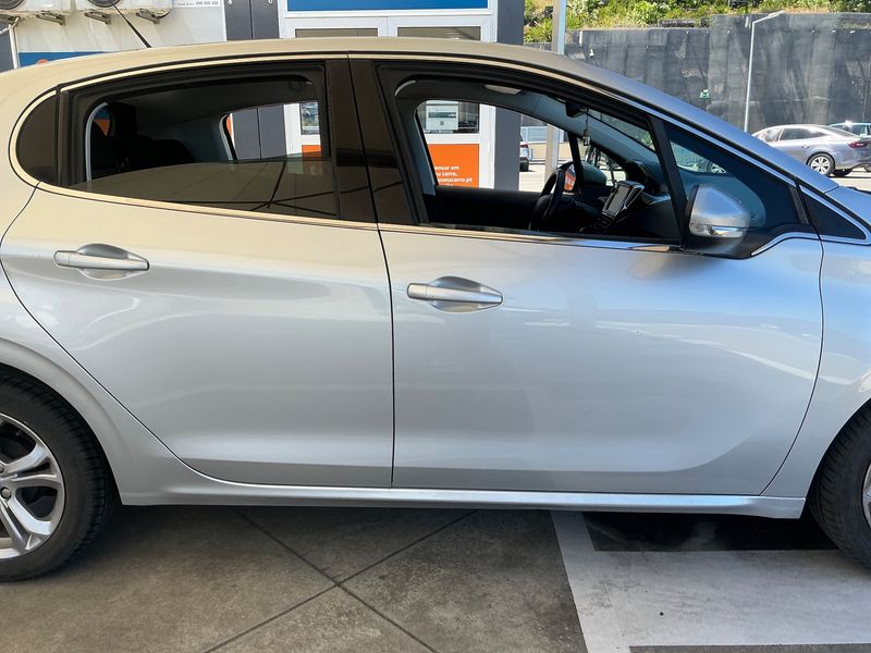Peugeot 208 1.2 VTi Allure 2015 – снимка 10
