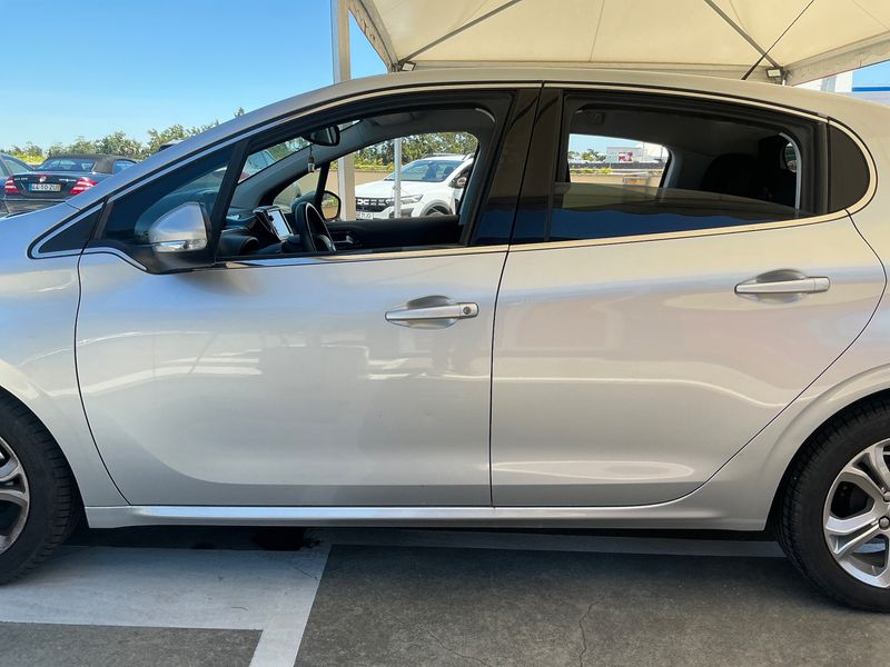 Peugeot 208 1.2 VTi Allure 2015 – снимка 4