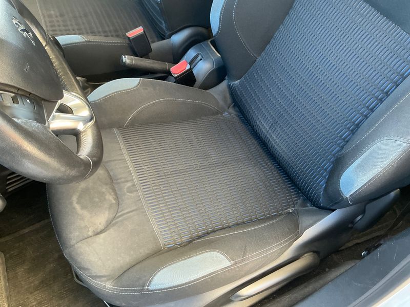 Peugeot 208 1.2 VTi Allure 2015 – снимка 24