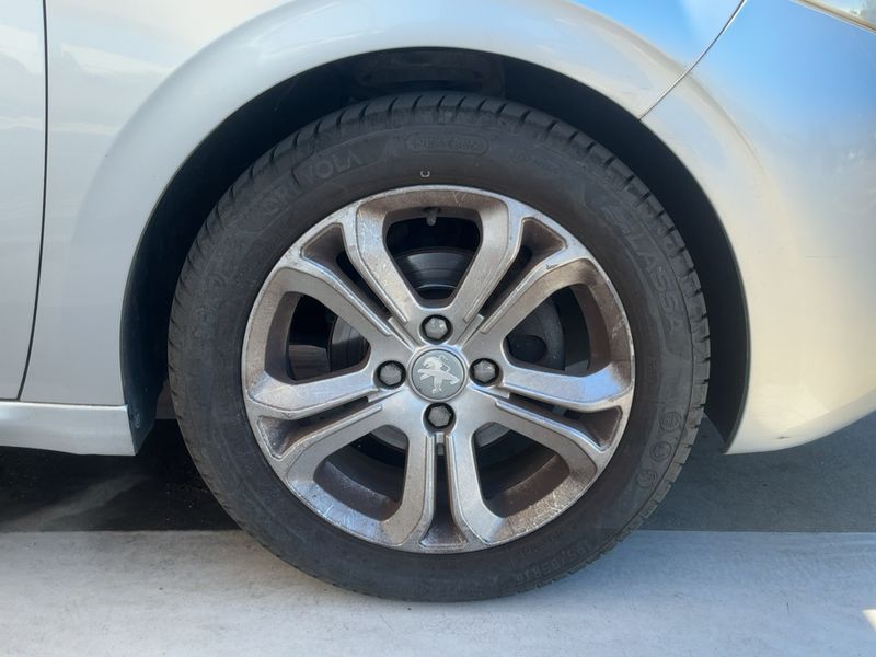 Peugeot 208 1.2 VTi Allure 2015 – снимка 11