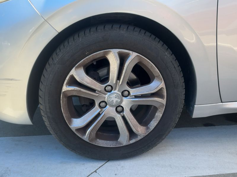 Peugeot 208 1.2 VTi Allure 2015 – снимка 3