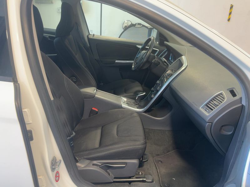 Volvo XC60 2.0 D3 Kinetic 2WD 2014 – снимка 17