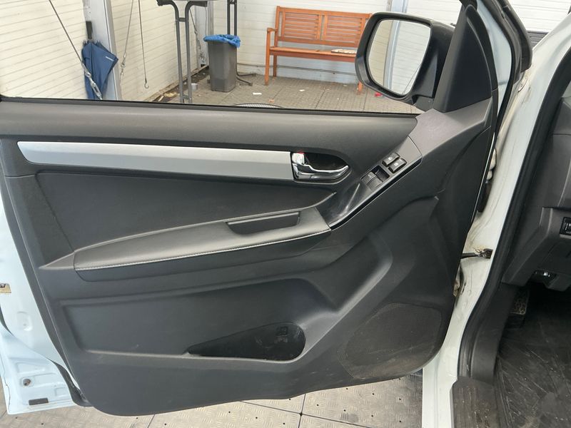 Isuzu D-MAX 1.9 Turbodiesel Double Cab Basis 4WD 2019 – снимка 28