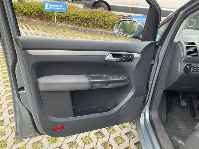 Volkswagen Touran 2.0 TDI Trendline 2009 – снимка 34