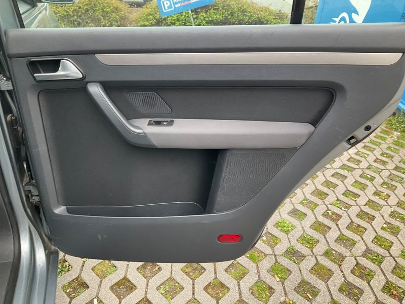 Volkswagen Touran 2.0 TDI Trendline 2009 – снимка 30