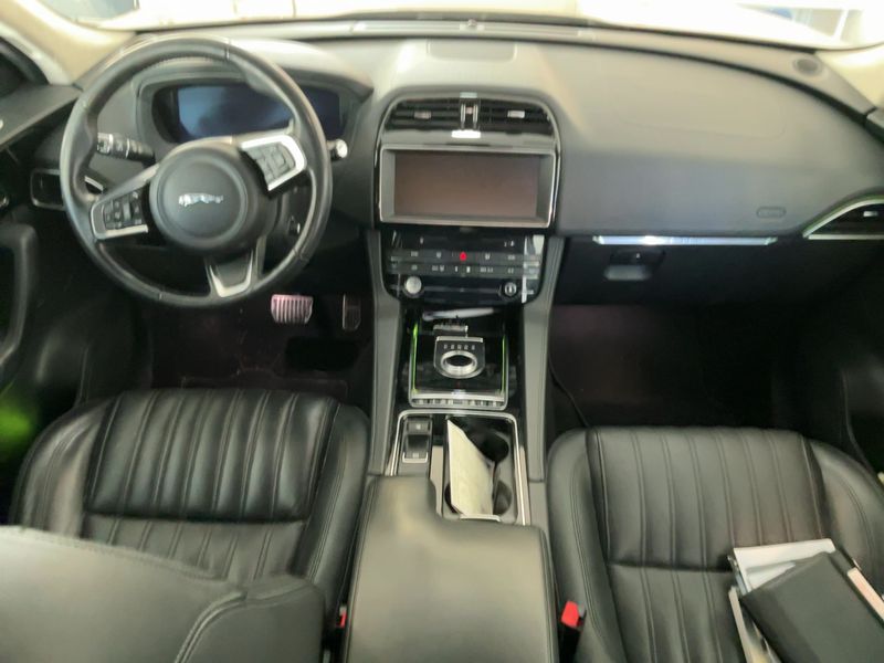 Jaguar F-Pace 20d Portfolio AWD 2018 – снимка 17