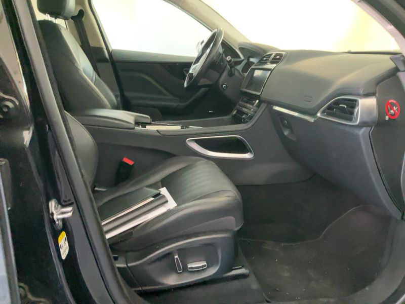 Jaguar F-Pace 20d Portfolio AWD 2018 – снимка 16