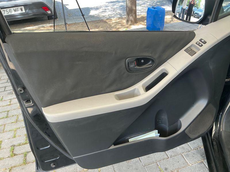 Toyota Yaris 1.4 D-4D Connect 2011 – снимка 32
