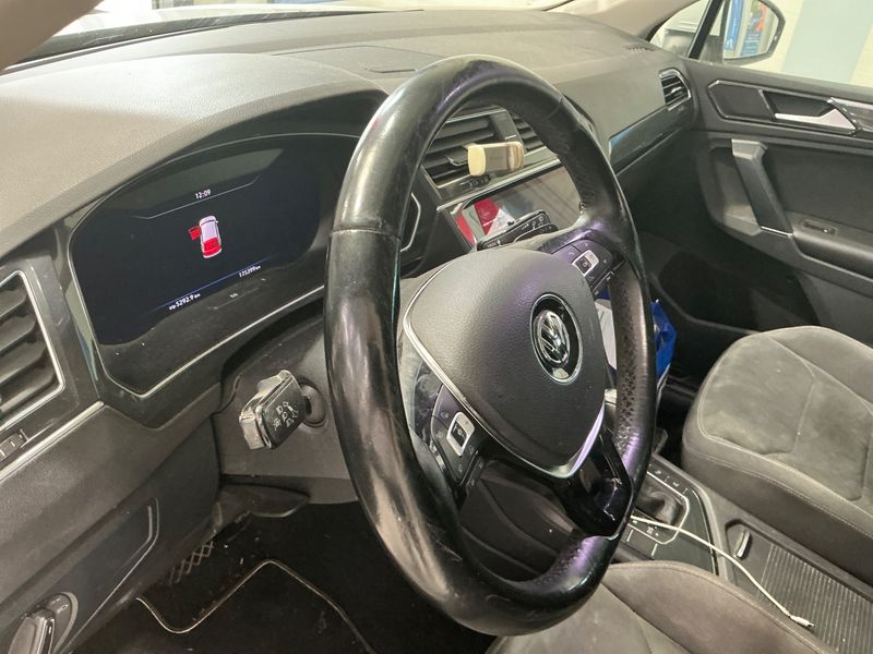 Volkswagen Tiguan 2.0 TDI Carat Exclusive BlueMotion Tech 2017 – снимка 28
