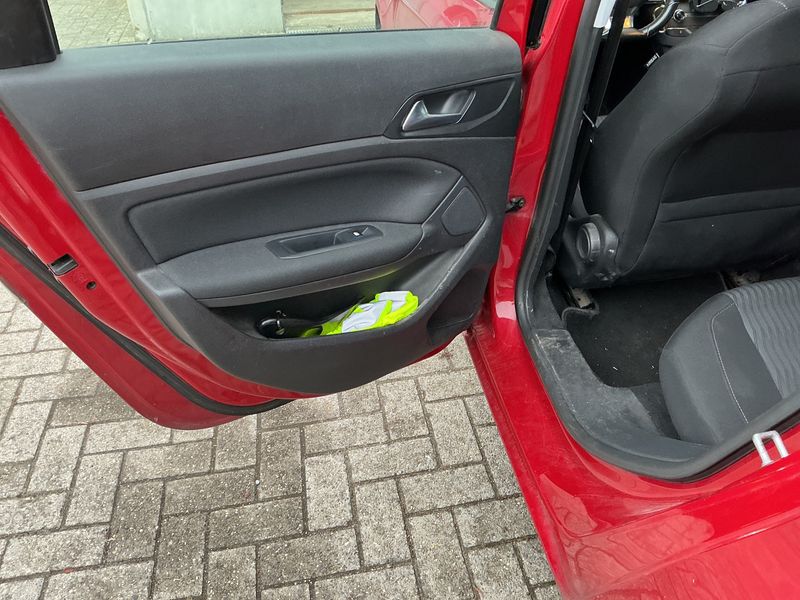Peugeot 308 1.6 e-HDi 2015 – снимка 32