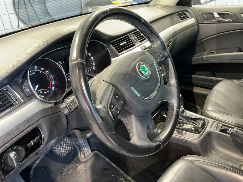 Skoda Superb 2.0 TDI Elegance 2013 – снимка 26