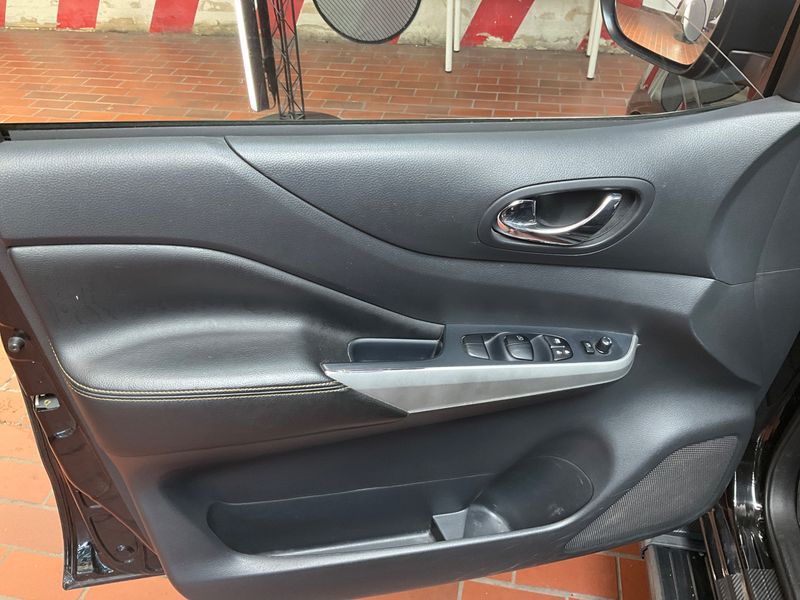 Nissan Navara NP-300 2.3 dCi N-Guard Double Cab 4x4 2019 – снимка 22