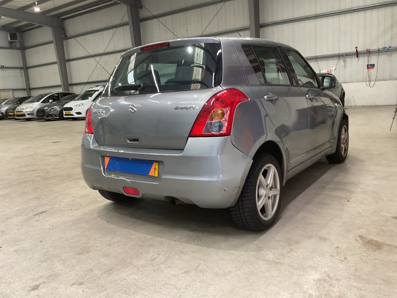 Suzuki Swift 1.3 Comfort 2010 – снимка 2
