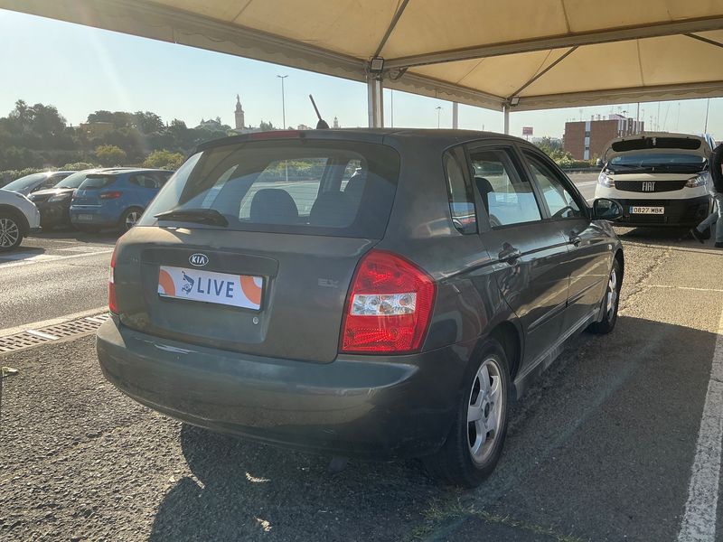 Kia Cerato 2.0 Turbodiesel LX CRDi 2005 – снимка 2