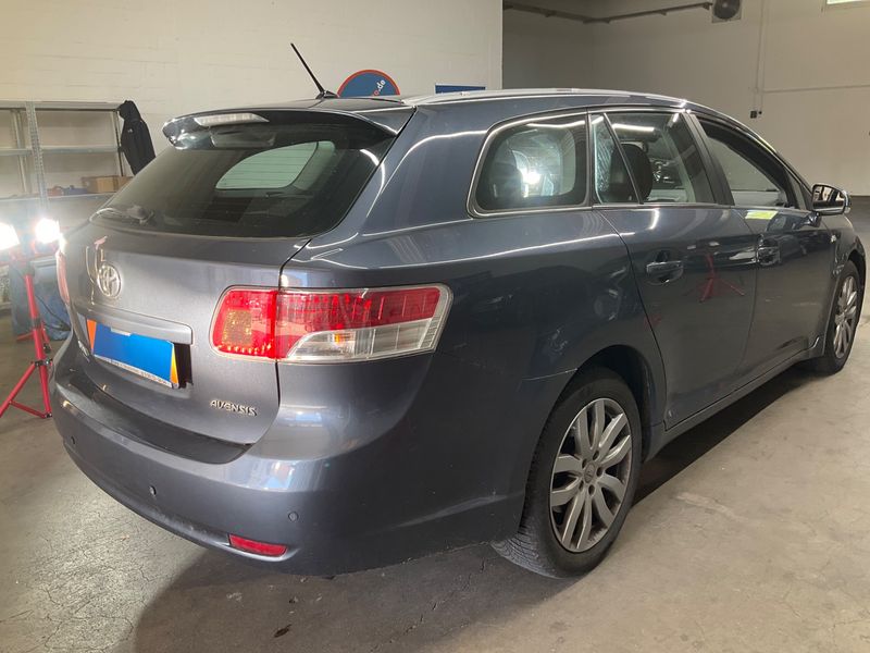 Toyota Avensis 2.2 D-4D Sol 2009 – снимка 2