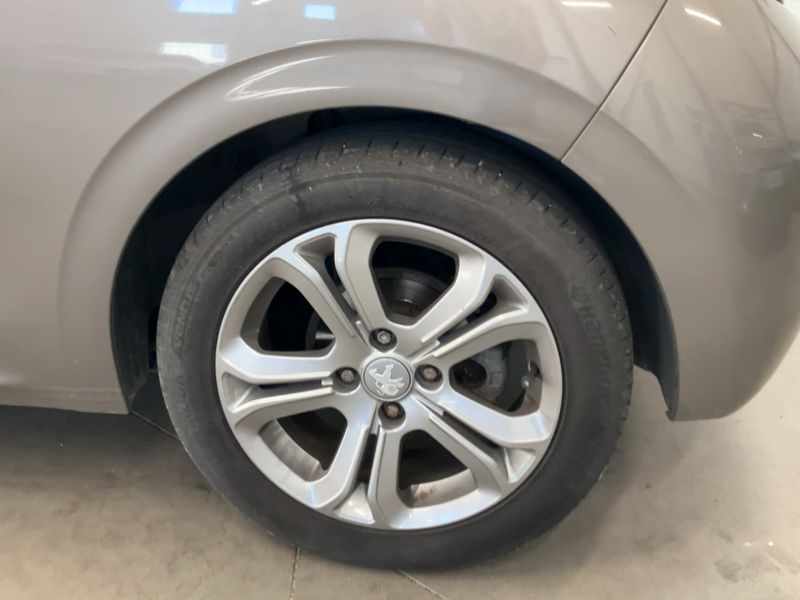 Peugeot 208 1.6 Blue-HDi Allure 2015 – снимка 5