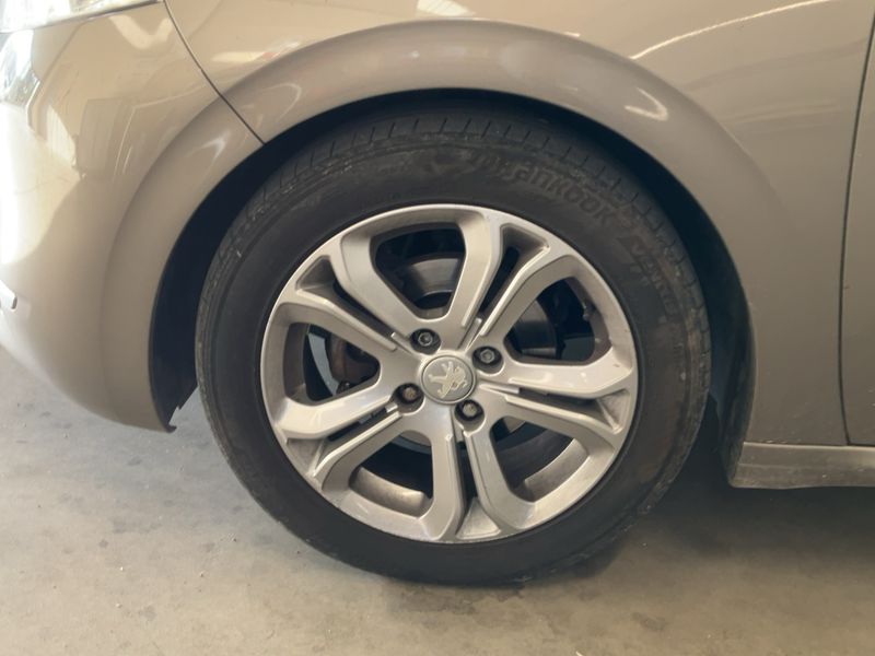 Peugeot 208 1.6 Blue-HDi Allure 2015 – снимка 3