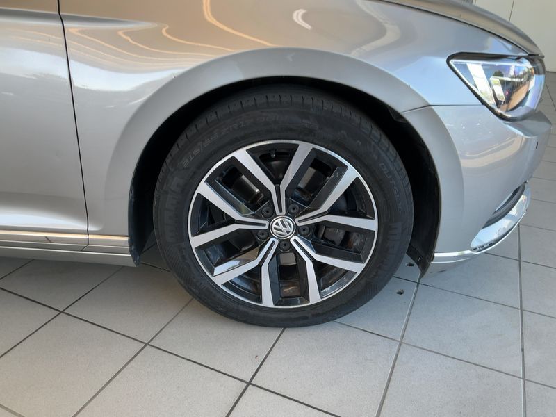 Volkswagen Passat 2.0 TDI Executive BluMotionTech 2015 – снимка 11