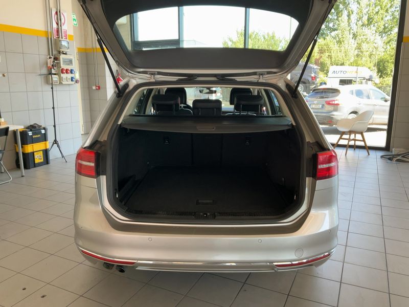 Volkswagen Passat 2.0 TDI Executive BluMotionTech 2015 – снимка 15