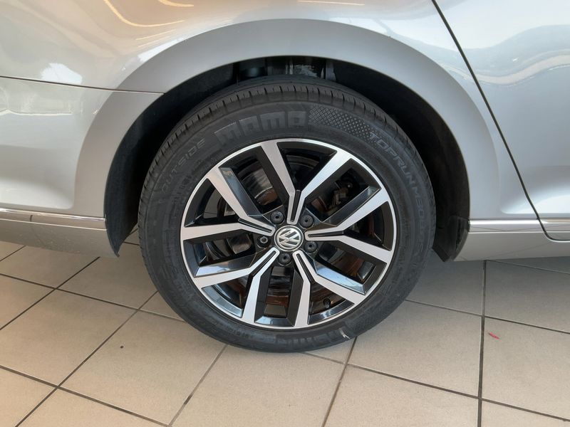 Volkswagen Passat 2.0 TDI Executive BluMotionTech 2015 – снимка 9