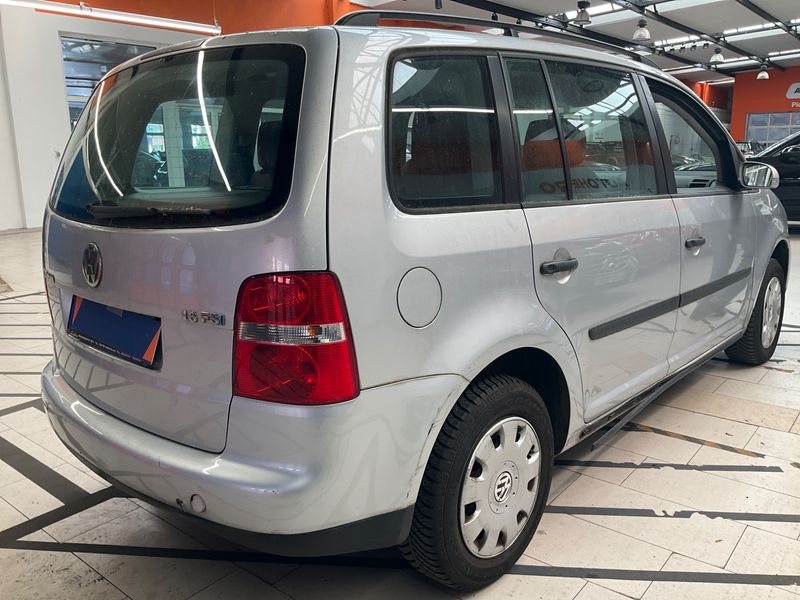 Volkswagen Touran 1.6 FSI 2004 – снимка 2