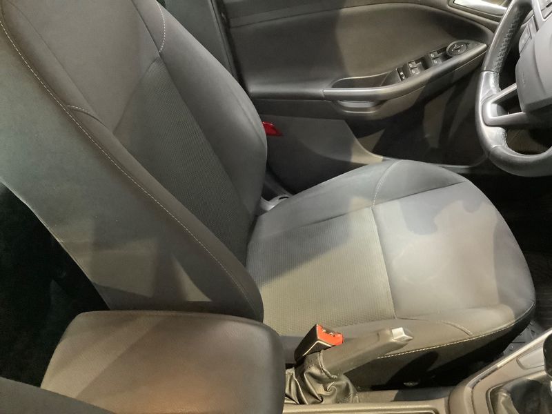 Ford Focus 1.0 EcoBoost Business 2017 – снимка 27