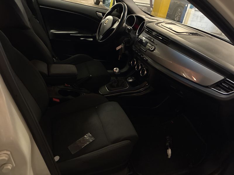 Alfa Romeo Giulietta 1.6 JTDM Turismo 2011 – снимка 10