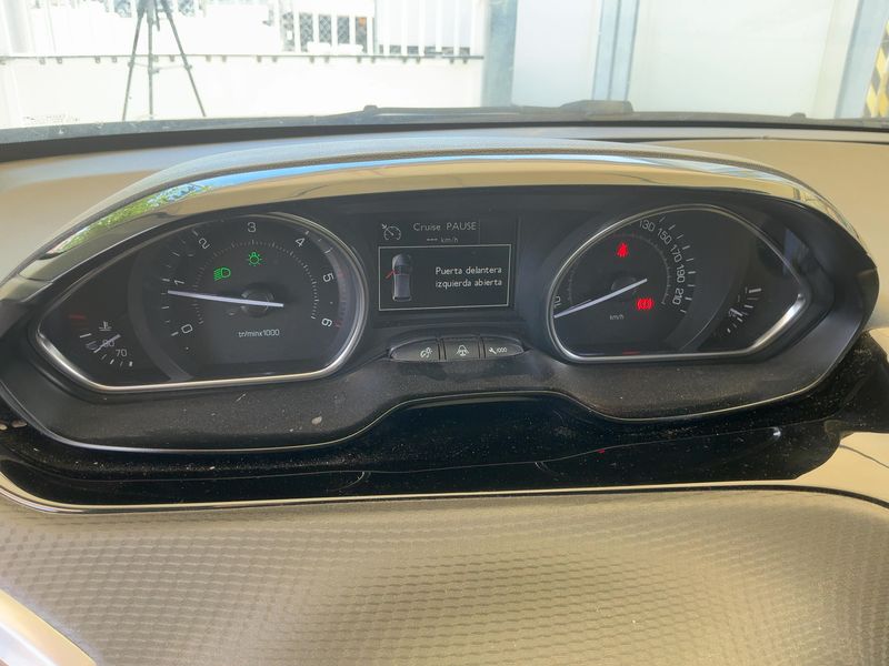 Peugeot 2008 1.6 e-HDi Allure 2014 – снимка 18