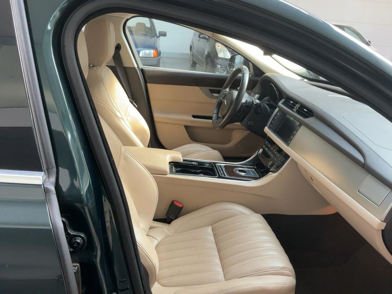 Jaguar XF 20d Ingenium Edition 2017 – снимка 16