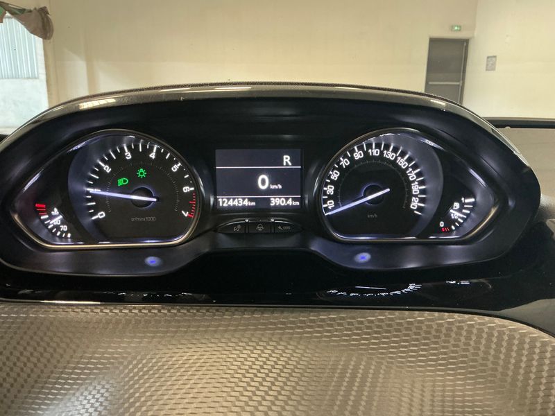 Peugeot 2008 1.2 PureTech Allure 2016 – снимка 18