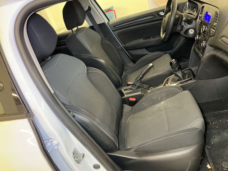Renault Megane 1.3 TCe Life 2019 – снимка 37