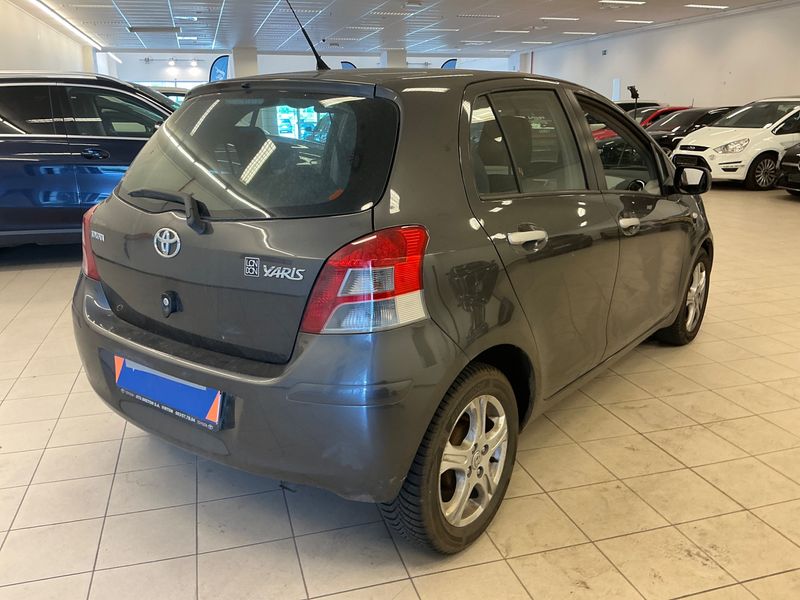Toyota Yaris 1.4 D-4D Club 2011 – снимка 2