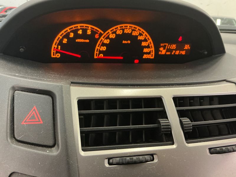 Toyota Yaris 1.4 D-4D Club 2011 – снимка 4