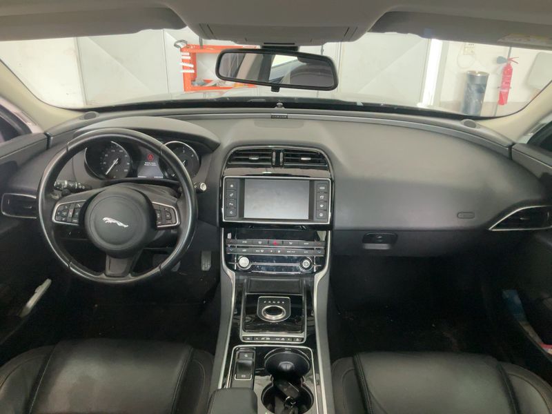 Jaguar XE 20d Prestige AWD 2018 – снимка 17