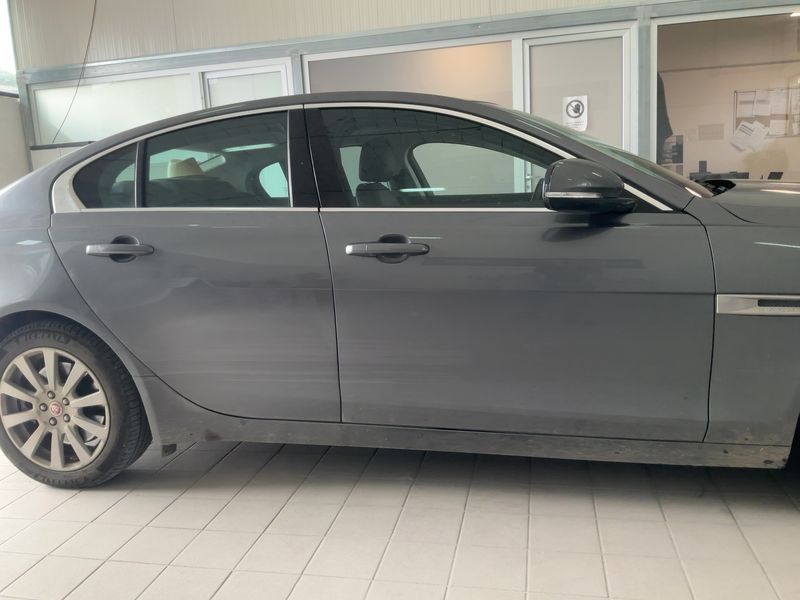 Jaguar XE 20d Prestige AWD 2018 – снимка 10