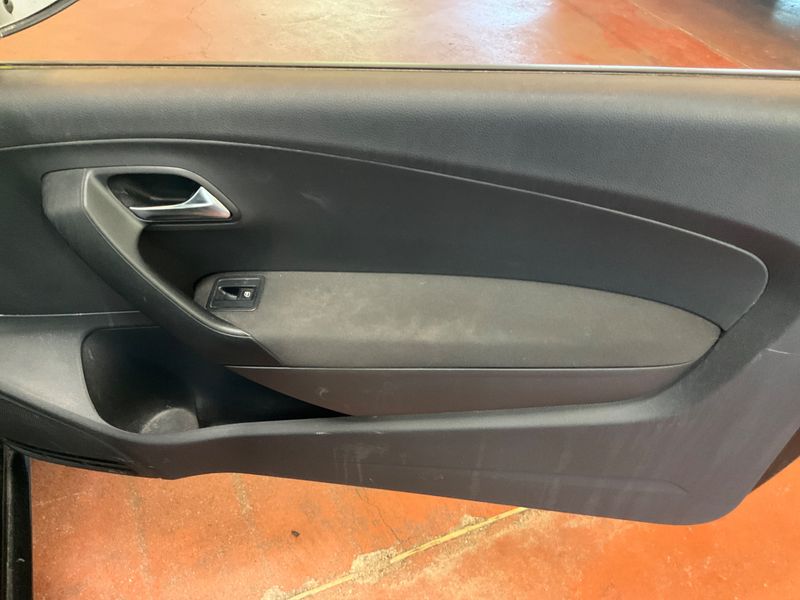Volkswagen Polo 1.6 TDI Style 2011 – снимка 27