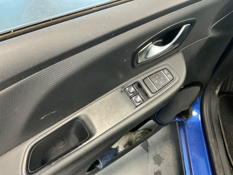 Renault Clio 1.2 Authentique 2018 – снимка 31