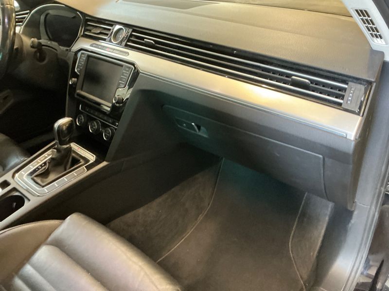 Volkswagen Passat 2.0 TDI Carat Edition 4Motion BlueMotion Tech 2016 – снимка 31