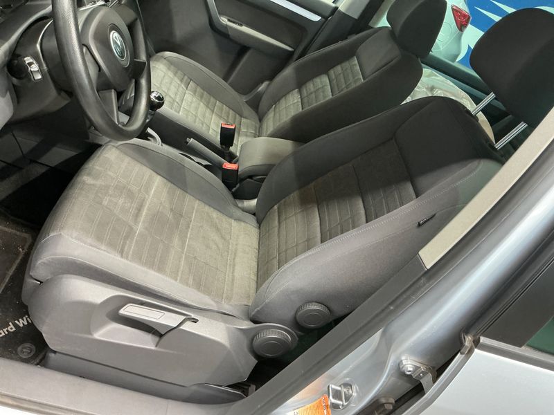 Volkswagen Touran 2.0 TDI Goal 2006 – снимка 33