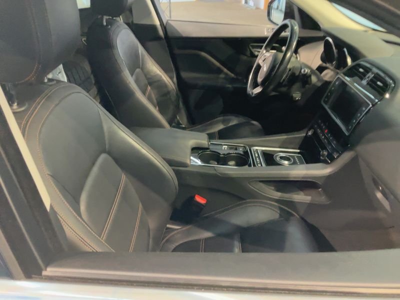 Jaguar F-Pace 30d Prestige AWD 2017 – снимка 17